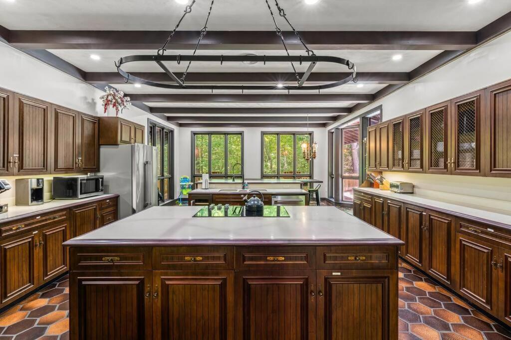 Bourbon Hollow Lodge With Hot Tub And Pool Plus Game Room Only 5 Min To Downtown 蓋特林堡 外观 照片