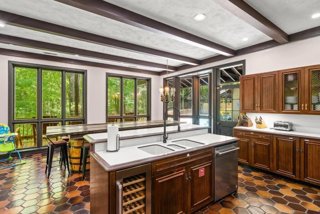 Bourbon Hollow Lodge With Hot Tub And Pool Plus Game Room Only 5 Min To Downtown 蓋特林堡 外观 照片