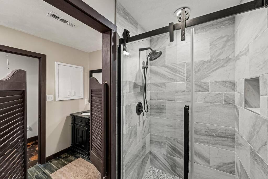 Bourbon Hollow Lodge With Hot Tub And Pool Plus Game Room Only 5 Min To Downtown 蓋特林堡 外观 照片