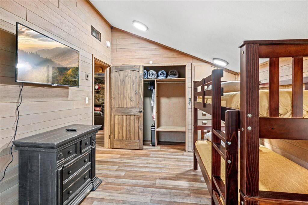 Bourbon Hollow Lodge With Hot Tub And Pool Plus Game Room Only 5 Min To Downtown 蓋特林堡 外观 照片